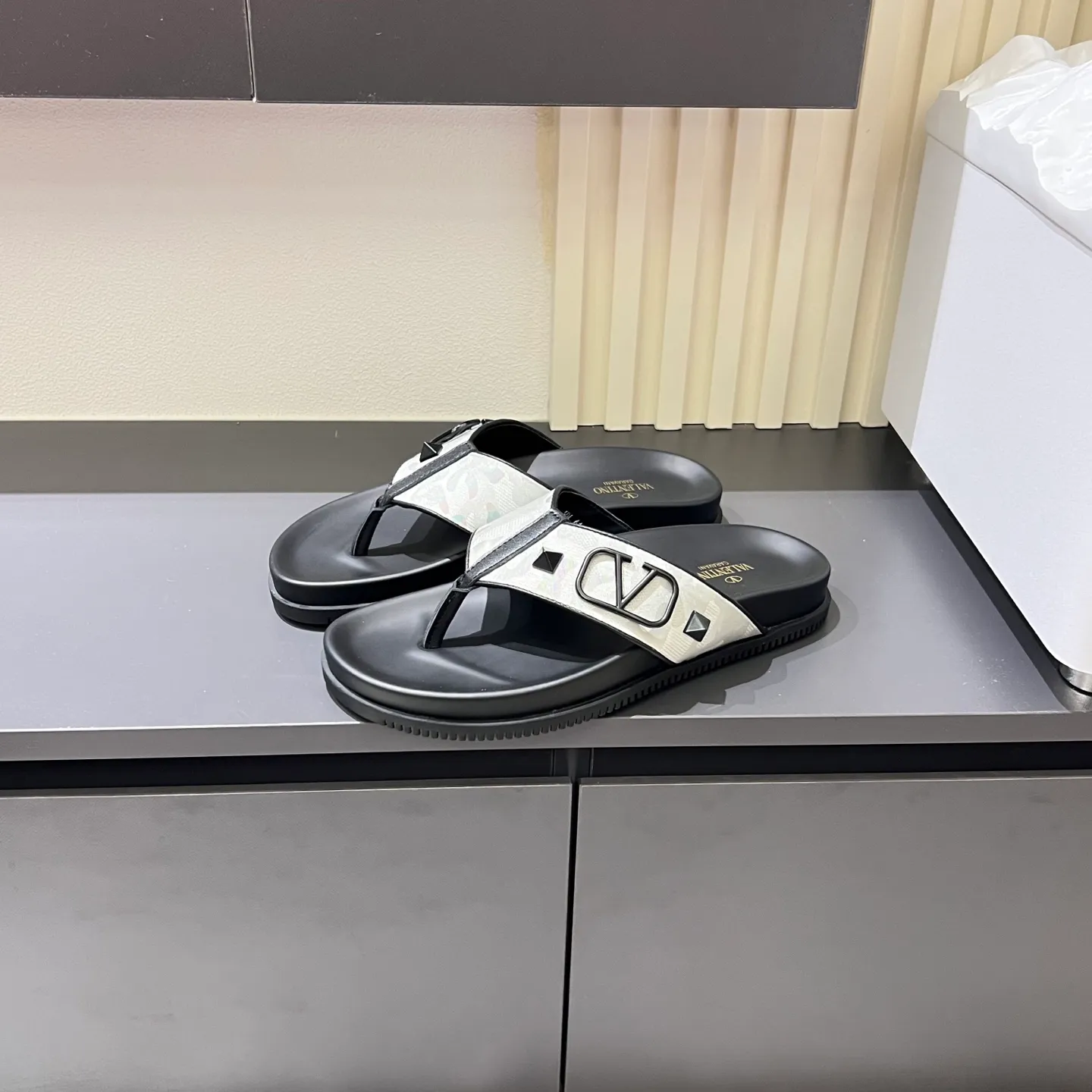 p300《VALENTINO》Warren Men🧍‍♂️Spring and Summer New Style. Cowhide logo flat slippers, elegant sandals, the same style worn by celebrities, original molding, imported calfskin. Rubber outsole. Soft and durable, full set of counter packaging, 38-44!